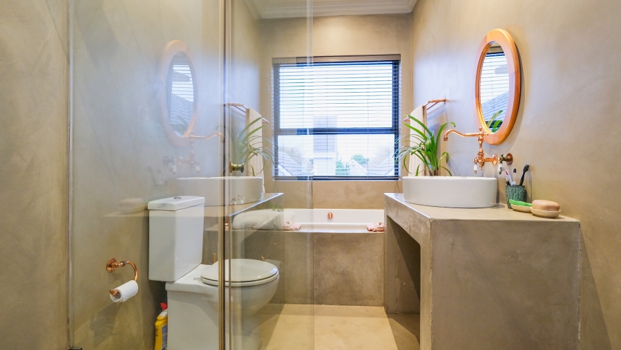 5 Bedroom Property for Sale in Kraaibosch Manor Western Cape
